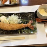 喜福 - 潮さいコース（前菜、小鉢、焼魚、エビフライ、茶碗蒸し、にぎり五種盛り、赤だし、漬物、デザート）：３７４０円のエビフライ、茶碗蒸し