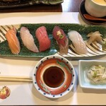 喜福 - 潮さいコース（前菜、小鉢、焼魚、エビフライ、茶碗蒸し、にぎり五種盛り、赤だし、漬物、デザート）：３７４０円のにぎり五種盛り、茶碗蒸し