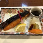 喜福 - 潮さいコース（前菜、小鉢、焼魚、エビフライ、茶碗蒸し、にぎり五種盛り、赤だし、漬物、デザート）：３７４０円の焼魚