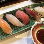 喜福 - 潮さいコース（前菜、小鉢、焼魚、エビフライ、茶碗蒸し、にぎり五種盛り、赤だし、漬物、デザート）：３７４０円のにぎり五種盛り