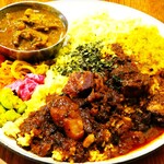 チヒイロスパイスカフェ - えらべるあいがけカレー（色々豆とチキンのカレー＆ポークビンダルー）