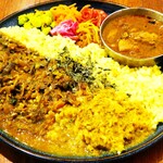 チヒイロスパイスカフェ - えらべるあいがけカレー（色々豆とチキンのカレー＆シラスとオクラのカレー）