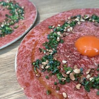 肉寿司 肉和食 KINTAN コレド室町 - ユッケはコースに付いてるものに追加して2個注文がデフォ。ナッツがいい仕事してます。