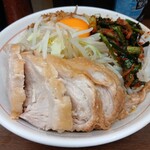 ラーメン二郎 - ということで、小ぶた汁なしノーコールにニラキムチを載せました。