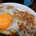 ラーメン二郎 - 卵黄、フラオニはデフォですが、正直卵黄はあと２つは欲しいなあと。