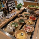 ルシアン - フレッシュサラダ色々、卵サラダ、ポテトサラダ、ドレッシング各種
