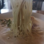 鶏×麦 らら - つるつるの自家製細麺を、やや柔らかめにオーダー