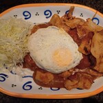 カレーとハンバーグの店 バーグ - スタミナカレー焼玉子入り（税込¥950）／キャベツのせ（税込¥70）