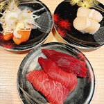 まぐろや石亭 - サーモン，マグロ3貫盛り、ホタテです
