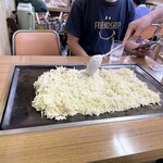 高専ダゴ 新みつや - 店員さんが鉄板面積をフルに使って、豪快に焼いていきます。
