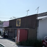 高専ダゴ 新みつや - いつもの店構え。店前の待合席はちとタバコ臭い