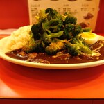 欧風カリー ドモン - ニンニクたっぷりコロコロ牛たんカリー+超！山盛りブロッコリー 横から