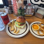 マザーロード - アボガドチーズバーガー　オニオンリング　ハーフ　チェダーチーズソース　コーラゼロ