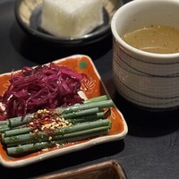 赤身焼肉 かるびあーの 新橋店 - お通し(牛骨スープ、パンチャンネギとしばわかめ)