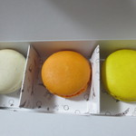 不二家スイートガーデン - 料理写真:マカロン3個BOX￥450、左からバニラ、アプリコット、シトロン