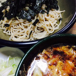 満留賀 - 満留賀そば(900円)を食す。 親子丼の汁のように付汁が甘い。麺は柔らかく、シャバく感じましたが頑張って食べました。そう言えばメニューはうどん押しだったなぁ。納得…