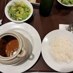紅花別館 - 霧島ポークとポルチーニ茸のクリームココットカレー(ご飯、カレー、サラダ、らっきょなど)