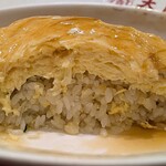 大阪王将 - 大阪王将 東京日本橋店 ふわとろ天津炒飯 炒飯少なめで 天津畔の日のサービスでふわとろ玉子1枚無料追加 断面