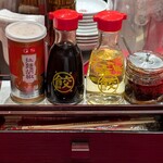 大阪王将 - 大阪王将 東京日本橋店 箸箱におかれる調味料類