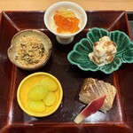 おたぎ - イクラと長芋、柿の白和え、カマス棒鮨、銀杏、胡麻和え