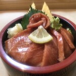 すし処 若 - ブレがない本鮪トロ漬け丼。¥1,700(税込)。あ、今回は大盛。+¥300。