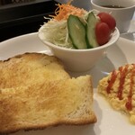 珈琲 壺 - トーストは、外はサクッと香ばしく、中はふんわりしっとり。特にパンの耳がカリッと焼かれており、とても好みでした。サラダは予想以上にボリュームがあります。