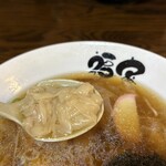 福家そばや - 大きめのレンゲ(レンゲとは呼ばないかな？)にたっぷりのワンタン。これで1個乗せ！口がワンタンでいっぱいになります。