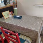 京町クロケットファミリー - こちらのテーブル席に座りました(^^)v