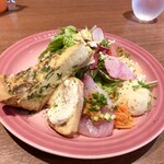 フタツボシ - ・ベーコンとほうれん草のキッシュ（追加）
      ・マルカルポーネチーズのカナッペ
      ・ブリの味噌ネギ
      ・キャロットラペ
      ・粒マスタードのポテトサラダ
      ・蒸し鶏のスイートチリマリネ
      ・海老のケイジャンマリネ