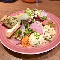 フタツボシ - ・ベーコンとほうれん草のキッシュ（追加）
                    ・マルカルポーネチーズのカナッペ
                    ・ブリの味噌ネギ
                    ・キャロットラペ
                    ・粒マスタードのポテトサラダ
                    ・蒸し鶏のスイートチリマリネ
                    ・海老のケイジャンマリネ