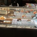 STRAWBERRY GARDEN - お店に入るとゆったりとした店内に美味しそうなケーキや焼き菓子が綺麗に並べてありました。
                        