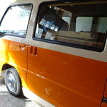 茶結 - 内観　移動カフェの車が店内にあります。