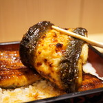 うなぎ すみの坊 - 皮目は粘度のある旨味が凝縮し、焦がした香りが味に一体感を引き出す