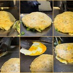 壺味 - ねぎ焼きレシピ④ひっくり返して、鉄板に着いている記事にヘラを入れ、くっつかないようにする。別鉄板に卵を落としヘラで広げ、その上に生地ごと乗せる。