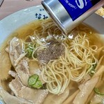 新潟ラーメン なみ福 - 黒コショウを振り掛け風味を加え