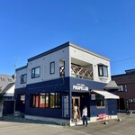 CAFE STAND PROPELLER - 快晴の店舗外観です。青と白の建物がいい感じです。
