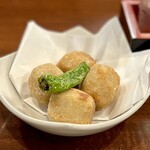 どぜう・四季料理 やぶや - 里芋唐揚げ（¥640税込）
                                煮て下味をつけた里芋に、上新粉（うるち米の粉）の衣をつけて揚げるんだそうです。
                                超ウマい！！さすがやぶや、上品で日本酒でいける唐揚げ♪