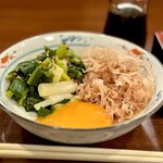 どぜう・四季料理 やぶや - 九条ネギ和え（¥640税込）
      茹でた九条ネギとゴマ、鰹節、卵黄にやぶや特製土佐醤油をサッと回しかけて自分で和えて頂く一品♪