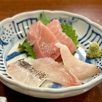 どぜう・四季料理 やぶや - 刺身盛り合わせ（値段不明）
      いつもながらきめの細かいマグロ、香ばしい炙り太刀魚、プリプリしたヒラメ、上品な甘みでもっちりしたサワラです♪