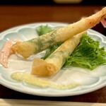どぜう・四季料理 やぶや - 海老春巻き（¥1,200税込）
      春巻の皮、大葉と一緒に生の海老を巻いて揚げてくれます。そのサクサク、ぷりぷりの美味しさといったら！
      梅ソースとわさびソースの2種類につけていただく趣向も楽しい♪