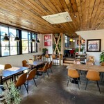 CAFE STAND PROPELLER - おしゃれで開放感のある店内です。