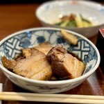 どぜう・四季料理 やぶや - 煮豚（¥890税込）
      余計な脂を落として、醤油、酒、氷砂糖で煮ているんですって。この煮豚に九条ネギを乗せると〜、、
      ｳ,ｳﾝﾏ━━Ψ(ﾟдﾟ;)ｳ-(ﾟДﾟ;)ﾏｰ(ﾟＡﾟ;)ｨ━━!!!!!!!