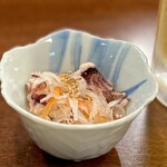 どぜう・四季料理 やぶや - 紅白なます（お通し）
      お祭りだから縁起よく紅白なます♪ 茹でイカを一緒に和えてます♪ 一気に酒のアテ！さすがだ〜♪(≧∀≦)