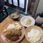 花とく - とり肉串カツとメンチカツの盛り合わせ定食850円