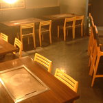 京ちゃばな - テーブル席は、２名様席、４名様席×２、５名様席×２をご用意。カウンターあわせて２８席です！