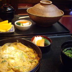 澤田家 - こちらうな玉丼、あちらは澤田家重