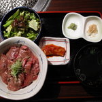米沢牛焼肉 仔虎 - 米沢牛炙り牛刺し丼ランチ ￥1,180　（税込1,239） 