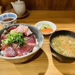 しんのすけ - スジかつお漬け丼(みそ汁・ぬかづけ付)