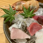 しんのすけ - 上から時計回りに
      ぼたんえび、生本まぐろ、さわら