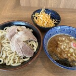 つけめん さく間 - 料理写真:つけ麺並、得製トッピングとピリ辛ネギ